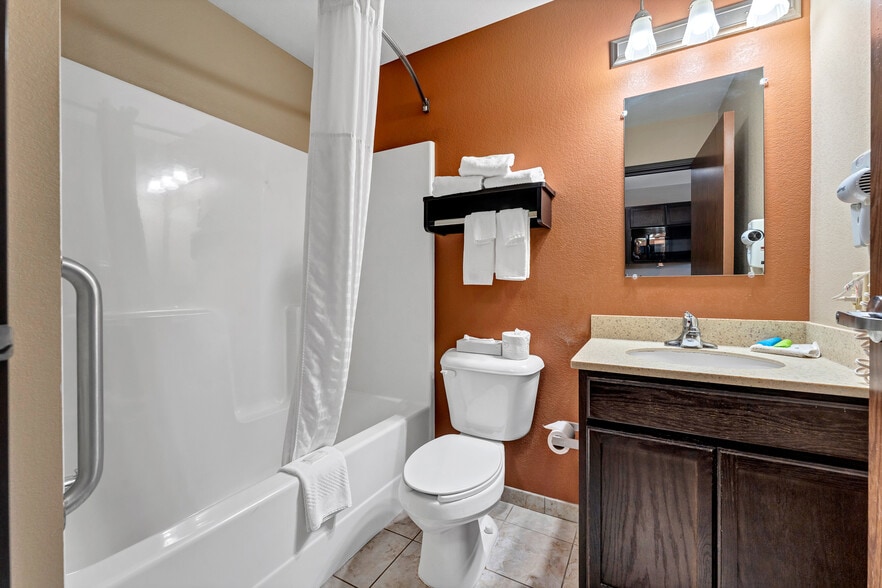 More Photos Of 975 Sheffield St, Washington Hotel For Sale