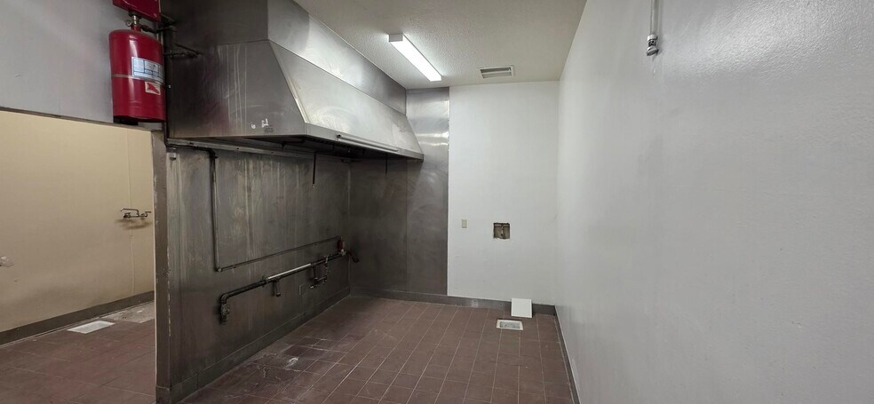 More Photos Of 15411 Village Dr, Victorville General Retail For Lease