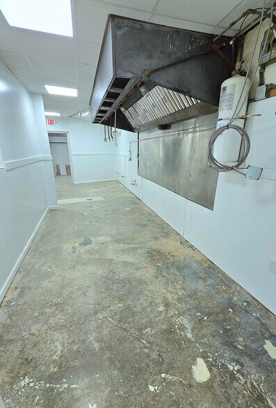 More Photos Of 103 Gulf Dr N, Bradenton Beach General Retail For Lease