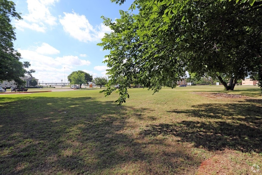 More Photos Of 2345 W Northwest Hwy, Dallas Land For Sale