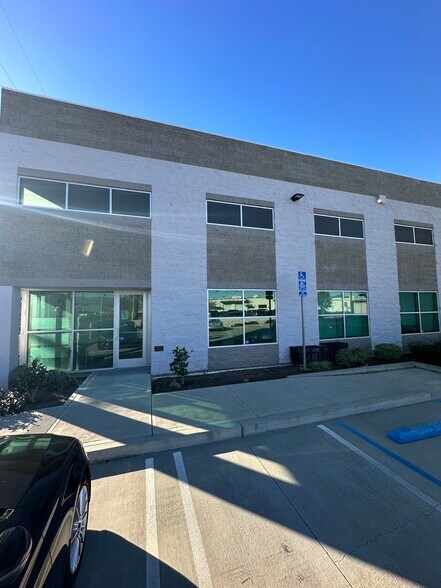 More Photos Of 7655 Kester Ave, Van Nuys Warehouse For Lease