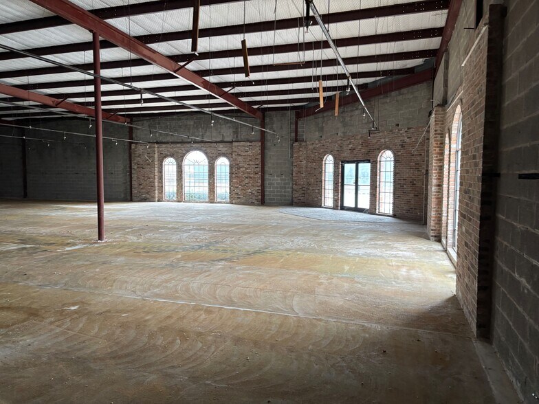 More Photos Of 201 N Pacific St, Conroe Freestanding For Lease