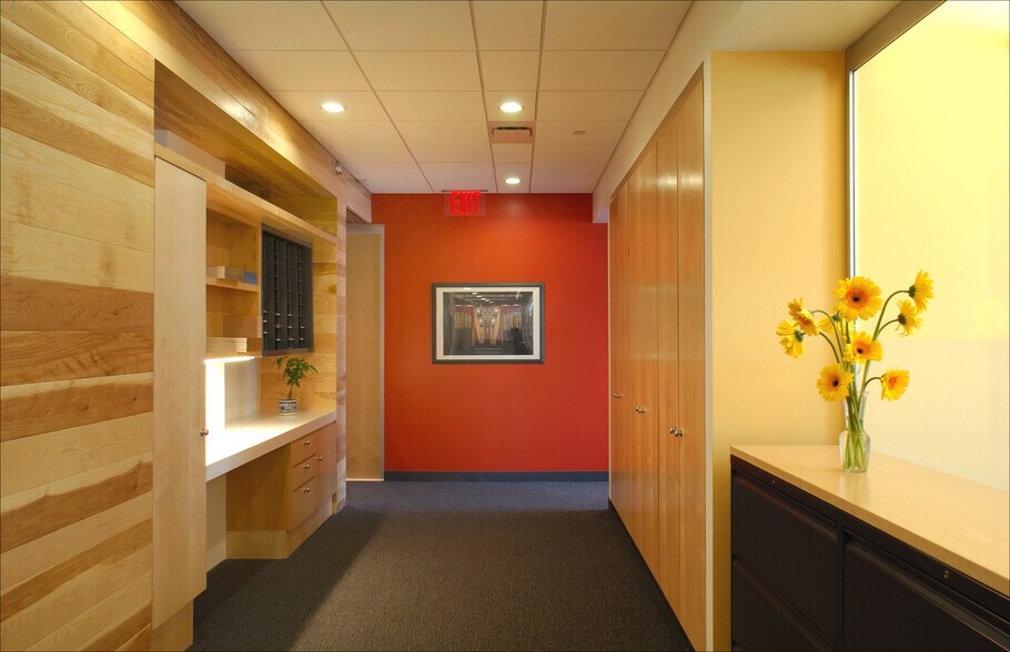 More Photos Of 305 E 47th St, New York Coworking Space