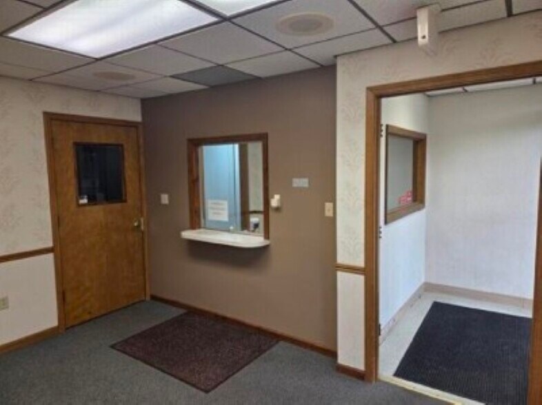 More Photos Of 418 S 36th St, Quincy Office For Lease