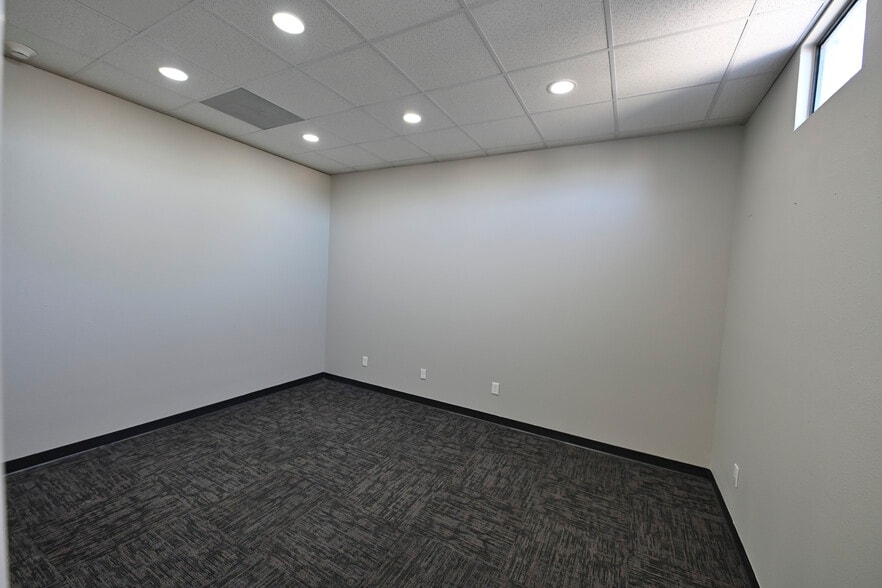 More Photos Of 8200 Windway Dr, Windcrest Medical For Lease