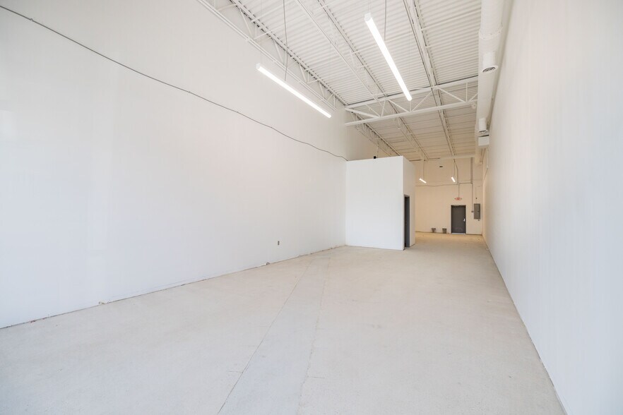 More Photos Of 26842-27000 Telegraph Rd, Flat Rock Storefront For Lease