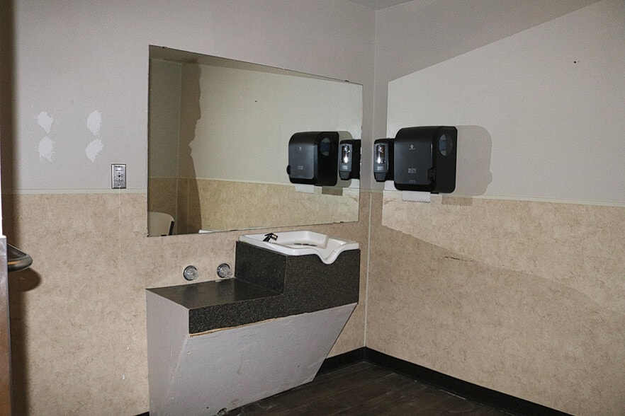 More Photos Of 202 W 3rd St, Hale Center Skilled Nursing Facility For Sale