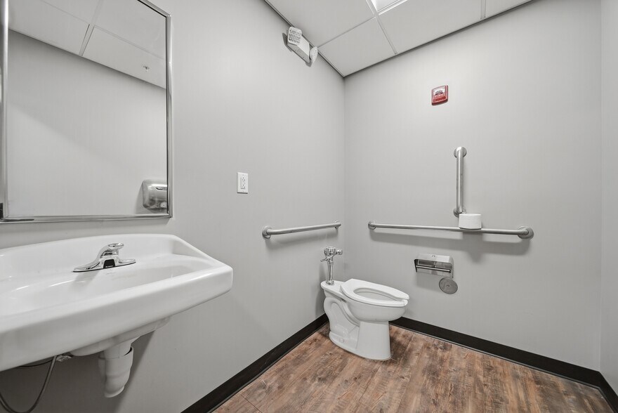 More Photos Of 11 Eldridge St, Lebanon Office For Lease