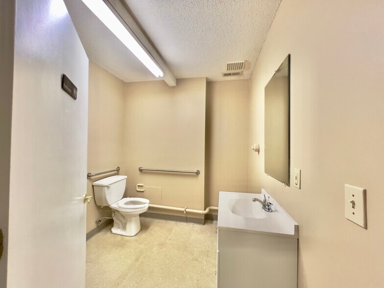 More Photos Of 735 S Broad St, Mooresville Office Residential For Lease