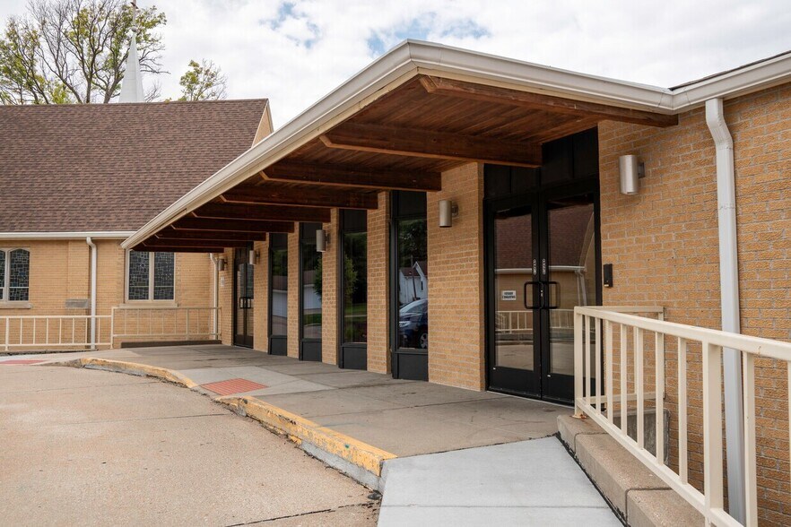 More Photos Of 330 W Halleck St, Papillion Religious Facility For Lease