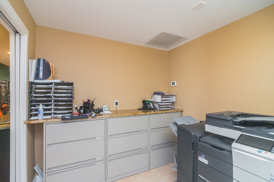 More Photos Of 410 Pine St SE, Vienna Office For Sale