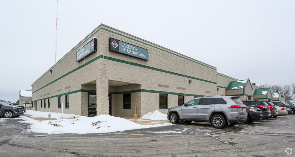 Primary Photo Of 6510 Aurora Rd, West Bend Flex For Lease