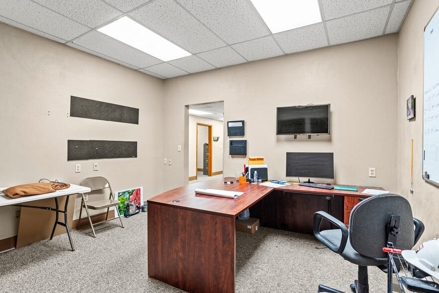 More Photos Of 105 Sycamore St, Medway Medical For Sale