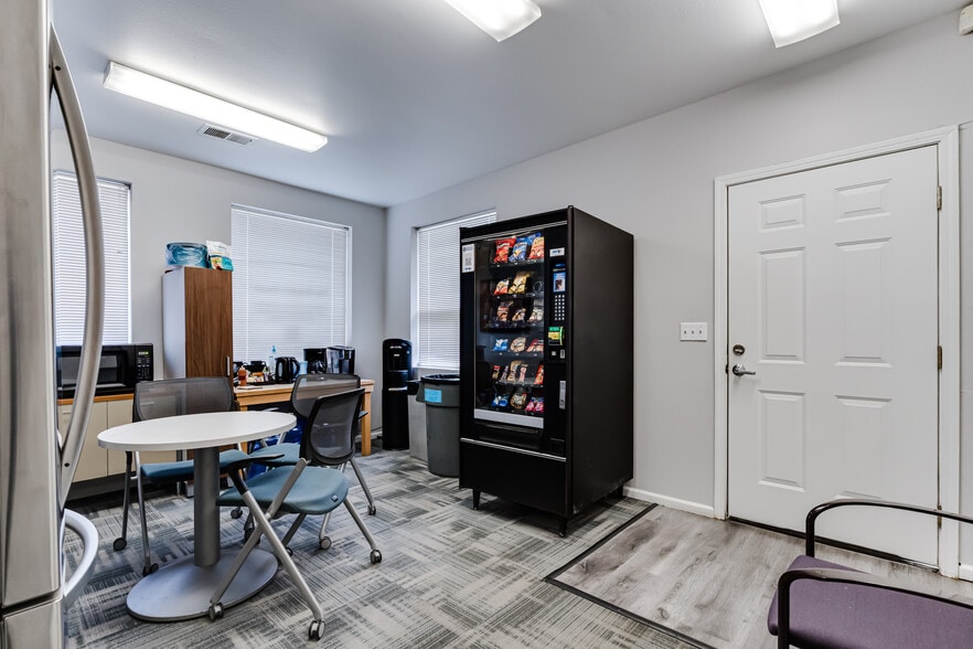 More Photos Of 4224 W 7th Ave, Eugene Service For Lease