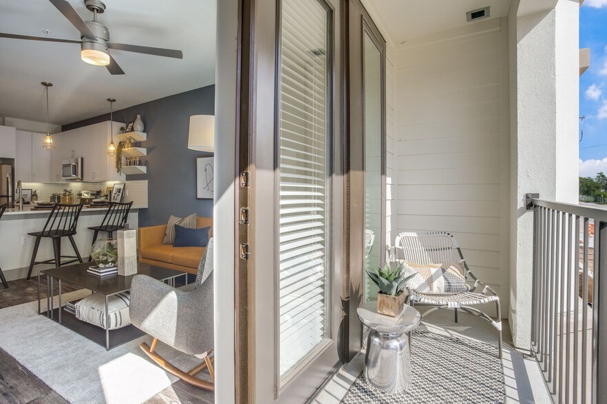 More Photos Of 195 W Davis St, Dallas Apartments For Lease