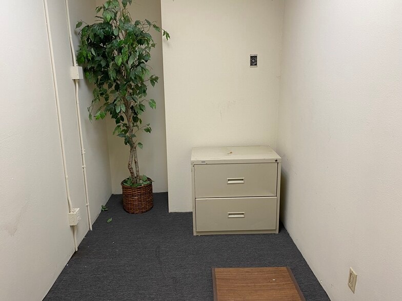 More Photos Of 1625 E 17th St, Santa Ana Office For Lease