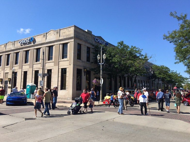 More Photos Of 5522 6th Ave, Kenosha Restaurant For Sale