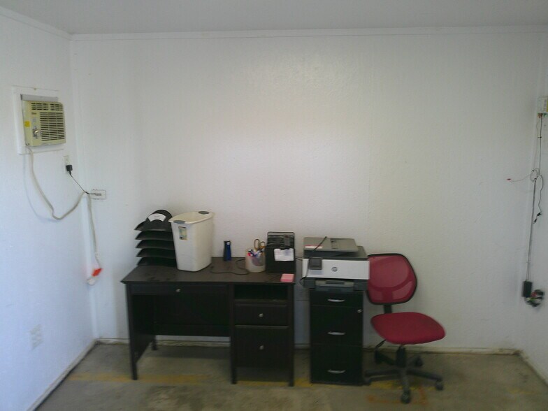 More Photos Of 1319 N Gordon St, Alvin Warehouse For Sale