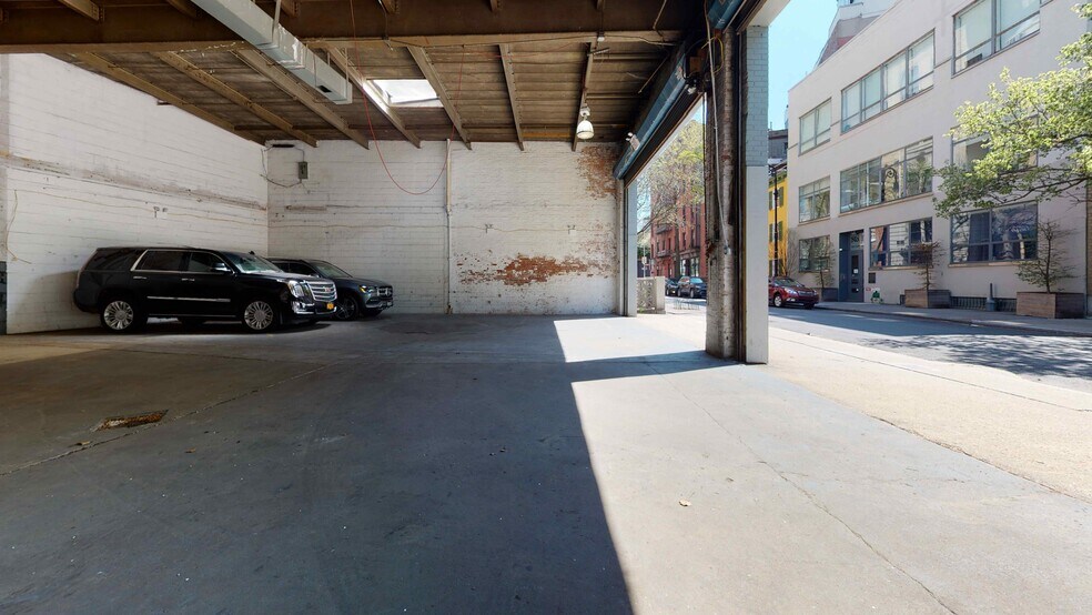 More Photos Of 139 Charles St, New York Storefront For Lease