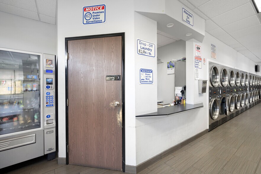 More Photos Of 6914 Foothill Blvd, Tujunga Freestanding For Sale