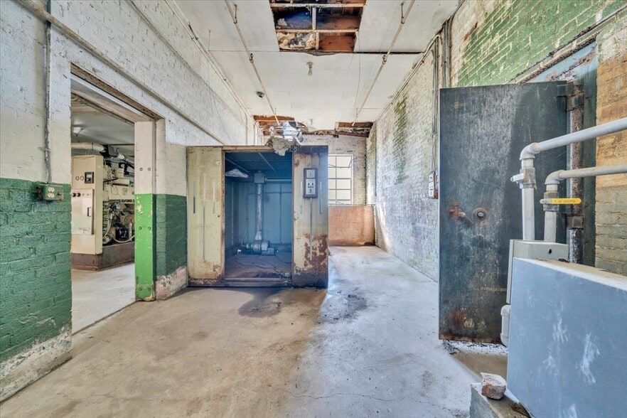 More Photos Of 231 S Colorado St, Salem Freestanding For Sale
