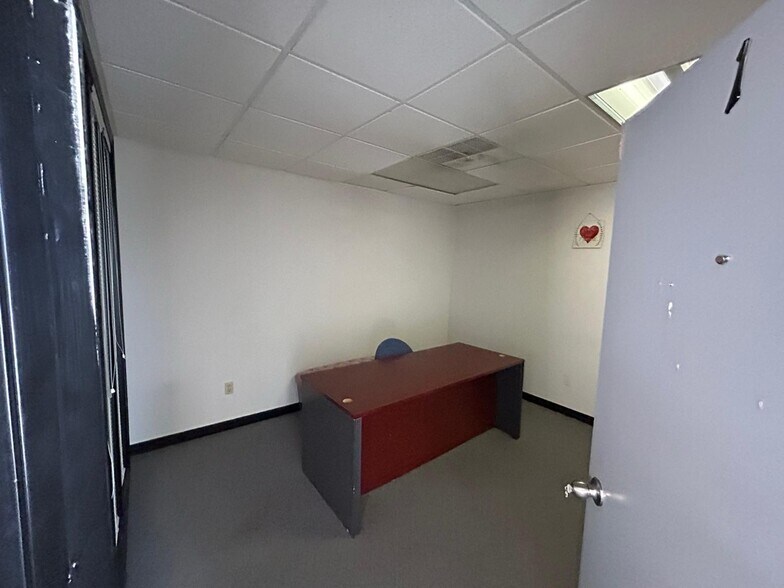 More Photos Of 22001-22027 Kelly Rd, Eastpointe Office For Lease