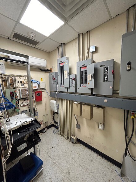 More Photos Of 723 Rollingbrook Dr, Baytown Office For Sale