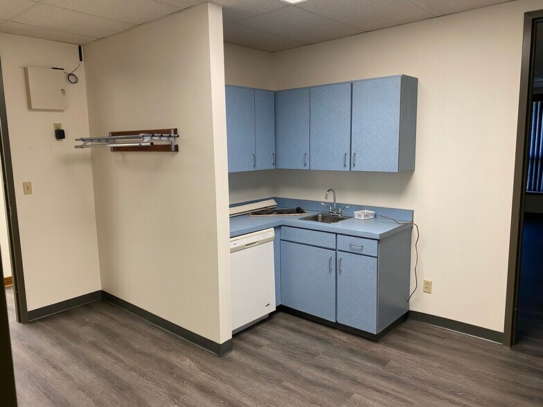 More Photos Of 1615 S Ingram Mill Rd, Springfield Office For Lease