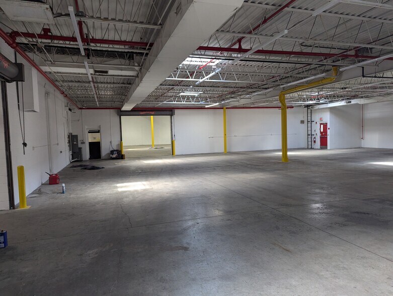 More Photos Of 99 Webster St, Pawtucket Warehouse For Lease