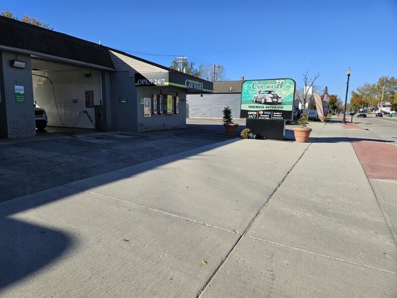 More Photos Of 19162 Huron River Dr, New Boston Specialty For Sale