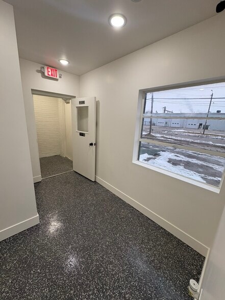 More Photos Of 2011 Hull Ave, Des Moines Truck Terminal For Lease