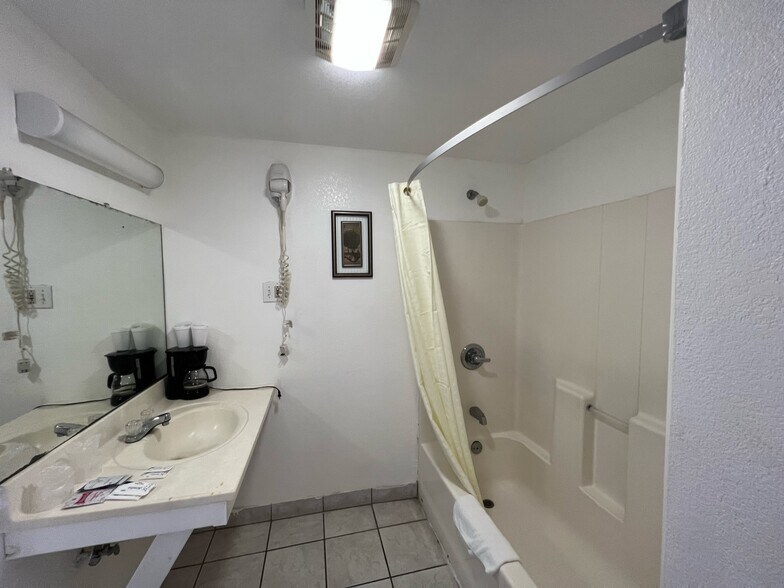 More Photos Of 512 E Riley St, Freer Hospitality For Sale