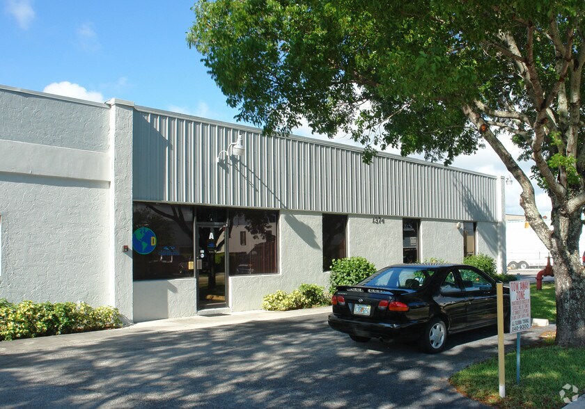 More Photos Of 1372-1374 N Killian Dr, West Palm Beach Warehouse For Lease