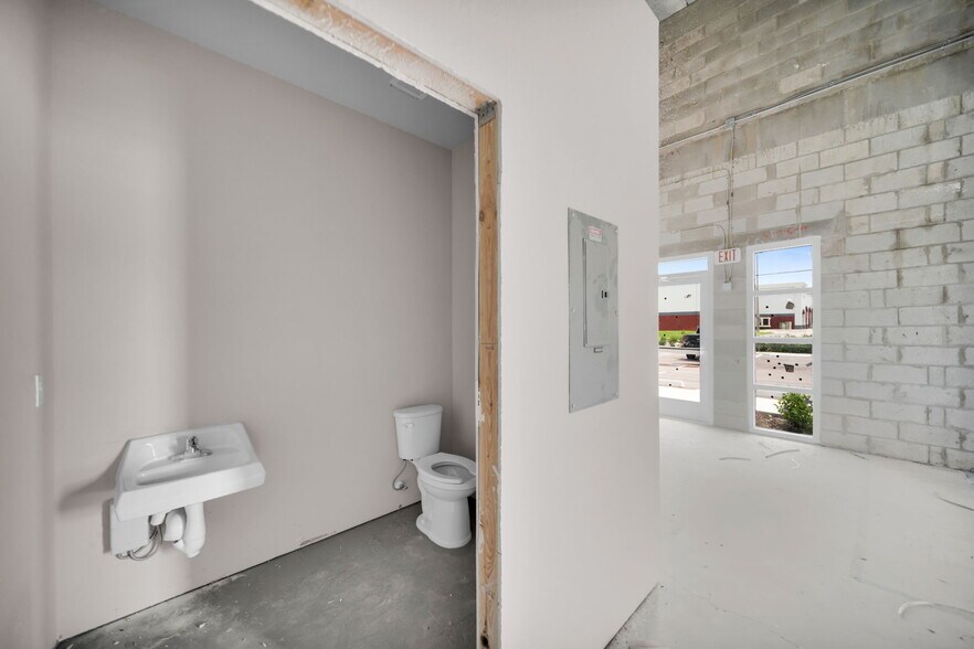 More Photos Of 1913 NE 10th Ter, Cape Coral Flex For Lease