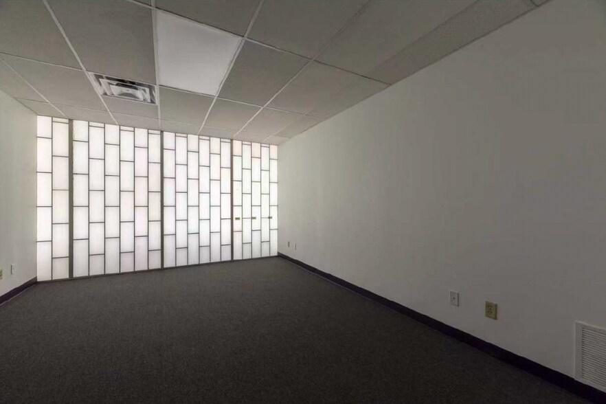 More Photos Of 246-250 E Fourth St, Mansfield Distribution For Lease