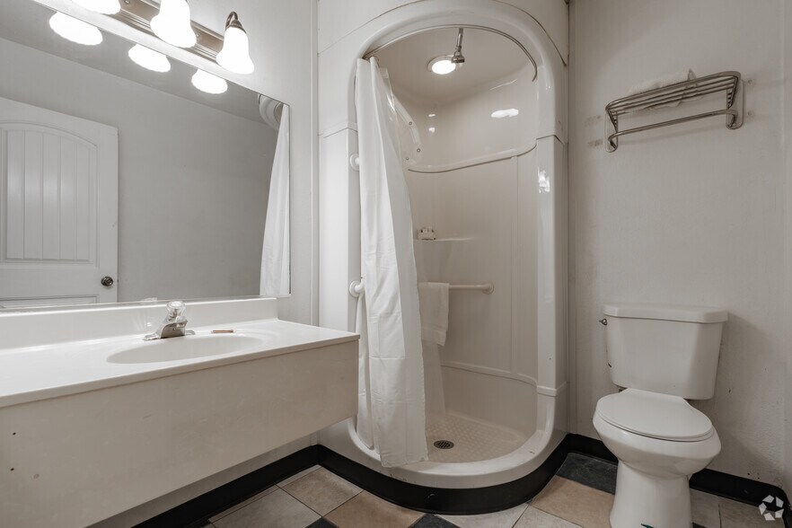 More Photos Of 2016 Old Us-31, Jeffersonville Hotel For Sale