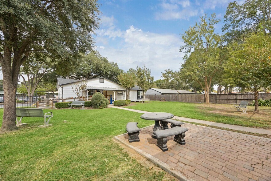 More Photos Of 5225 E 5th St, Katy Light Manufacturing For Sale