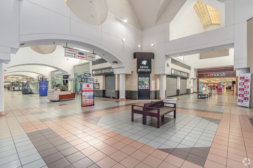 More Photos Of 2031 S Mooney Blvd, Visalia Unknown For Lease