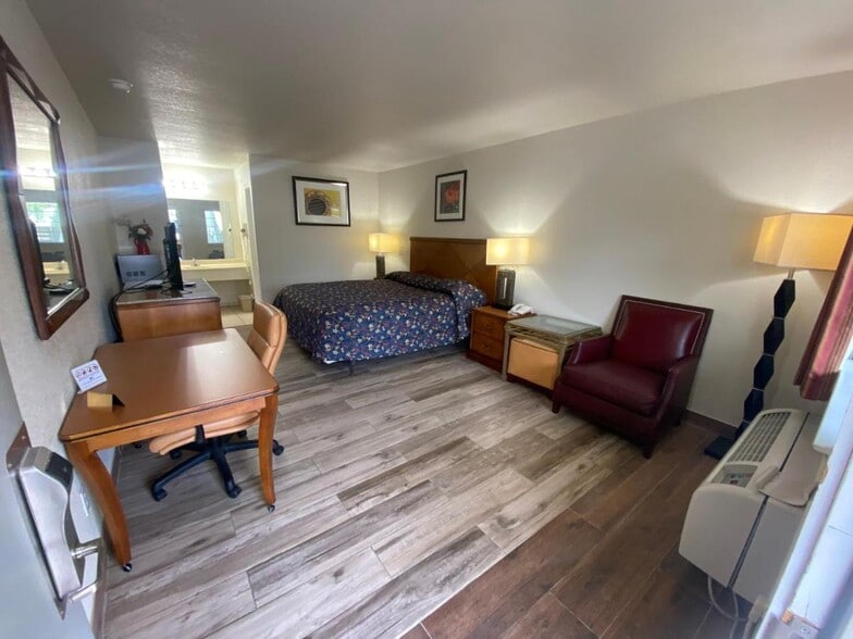 More Photos Of 352 E Vaughan St, Bertram Hotel For Sale