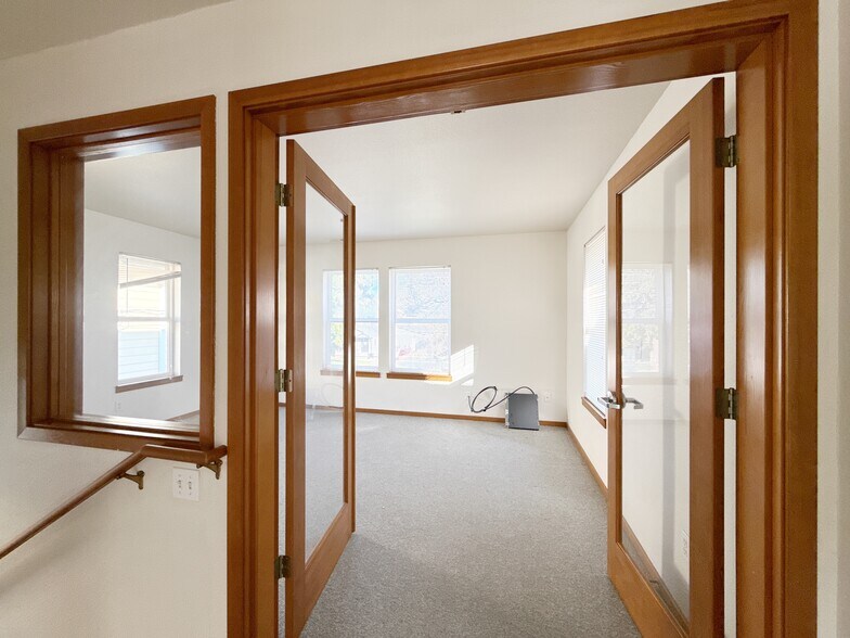 More Photos Of 217 NE 192nd Ave, Portland Flex For Sale