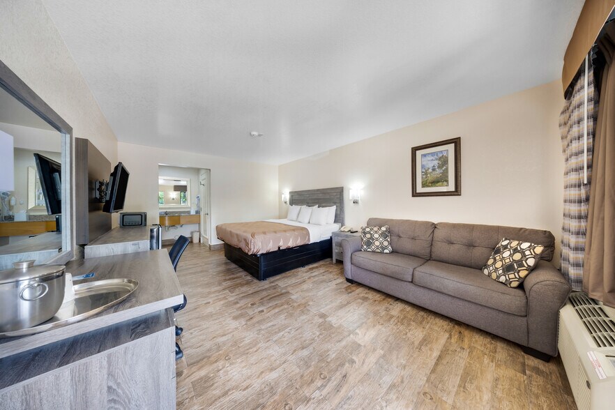 More Photos Of 333 SE 1st Ave, Florida City Hotel For Sale