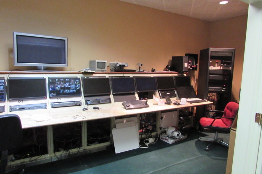More Photos Of 20 Industrial Dr, Middletown Light Manufacturing For Sale