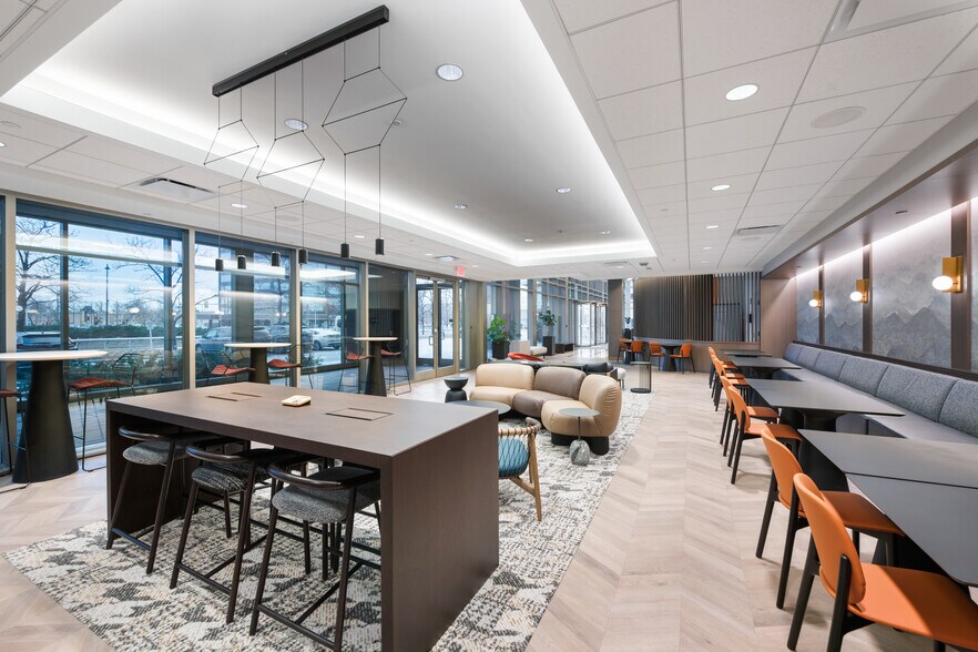 More Photos Of 9550 W Higgins Rd, Rosemont Office For Lease