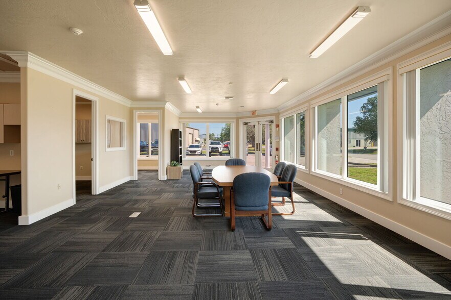 More Photos Of 1734 Apex Rd, Sarasota Warehouse For Lease