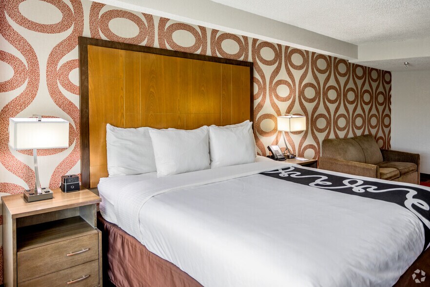 More Photos Of 55 Hampton Park Blvd, Capitol Heights Hotel For Sale