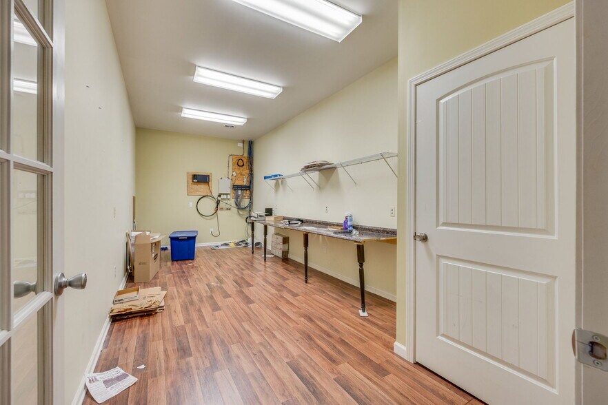 More Photos Of 3815 Highway 66 S, Rogersville Office For Lease