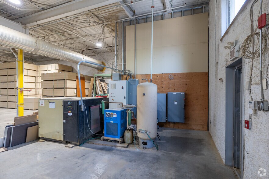 More Photos Of 235 Montee De Liesse, Saint-Laurent Manufacturing For Sale