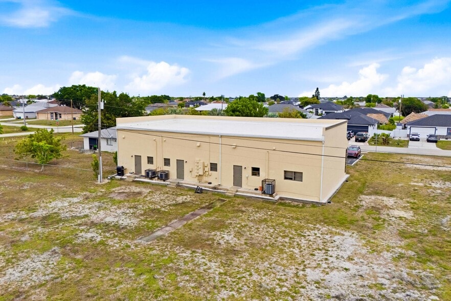 More Photos Of 1010 NE 9th St, Cape Coral Office For Sale