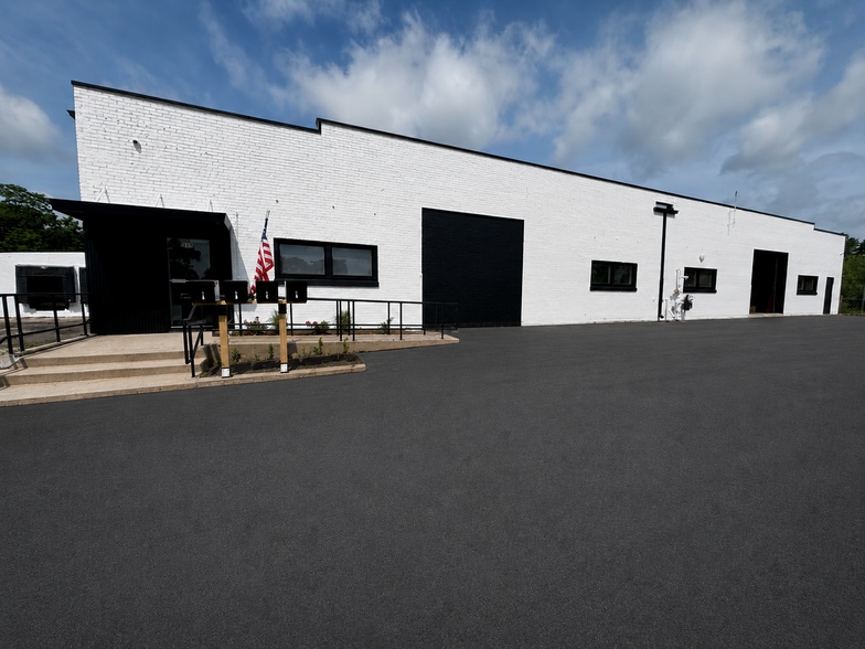 Primary Photo Of 315 N 9th St, St Charles Distribution For Lease