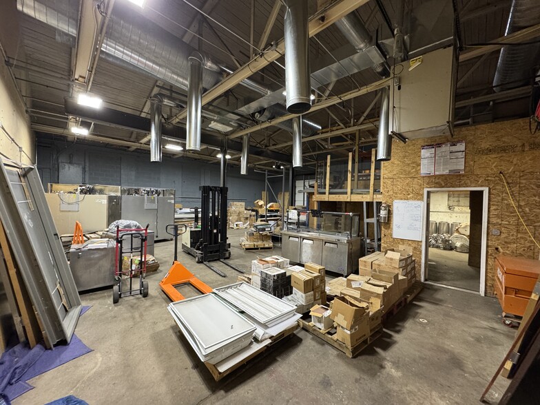 More Photos Of 25550 Grand River Ave, Redford Warehouse For Lease